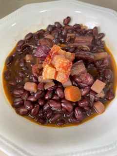 Una foto de Frijoles negros con chorizo y panceta