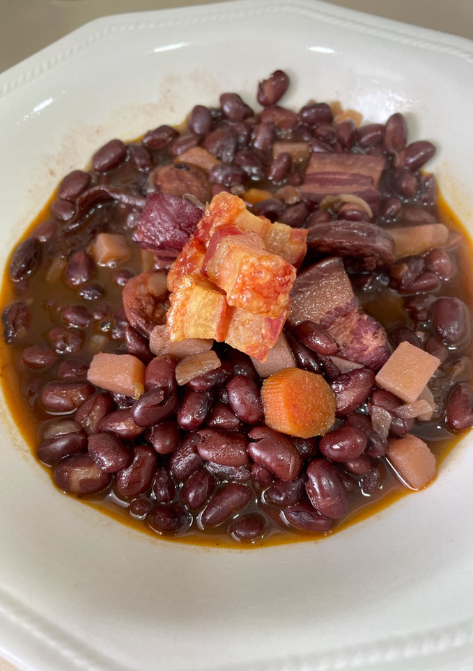 Una foto de Frijoles negros con chorizo y panceta