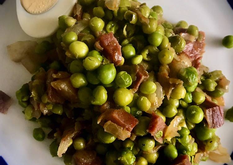 Guisantes naturales con jamón y huevo duro