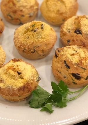 Una foto de Muffins de olivas y albahaca