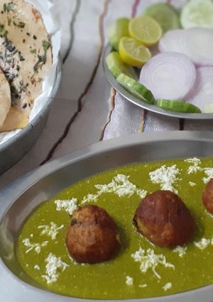 A picture of Paneer Kofta in spinach sauce.