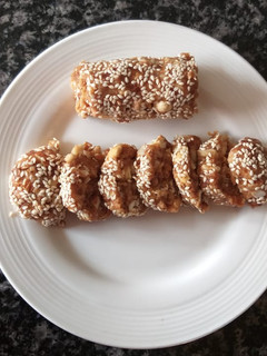 खजूर ड्राई फ्रूट्स रोल (khajur dry fruits roll recipe in Hindi) रेसिपी मुख्य फोटो