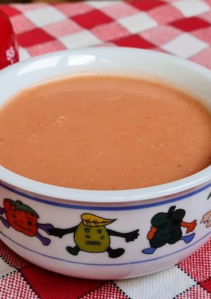 Una foto de Gazpacho andaluz 🇪🇸 Sopa fría de tomate 🍅