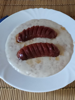Tejfölös sárga felesborsó főzelék sült debreceni kolbásszal recept fotója