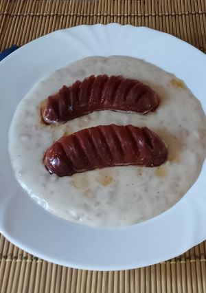 Tejfölös sárga felesborsó főzelék sült debreceni kolbásszal recept fotója
