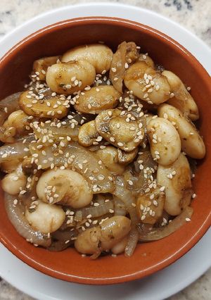 Una foto de Salteado de porotos pallares y hongos al wok
