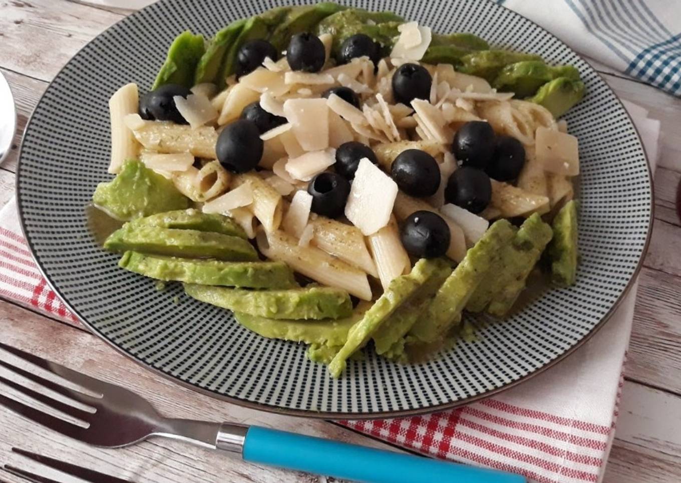 Ensalada de pasta y aguacate