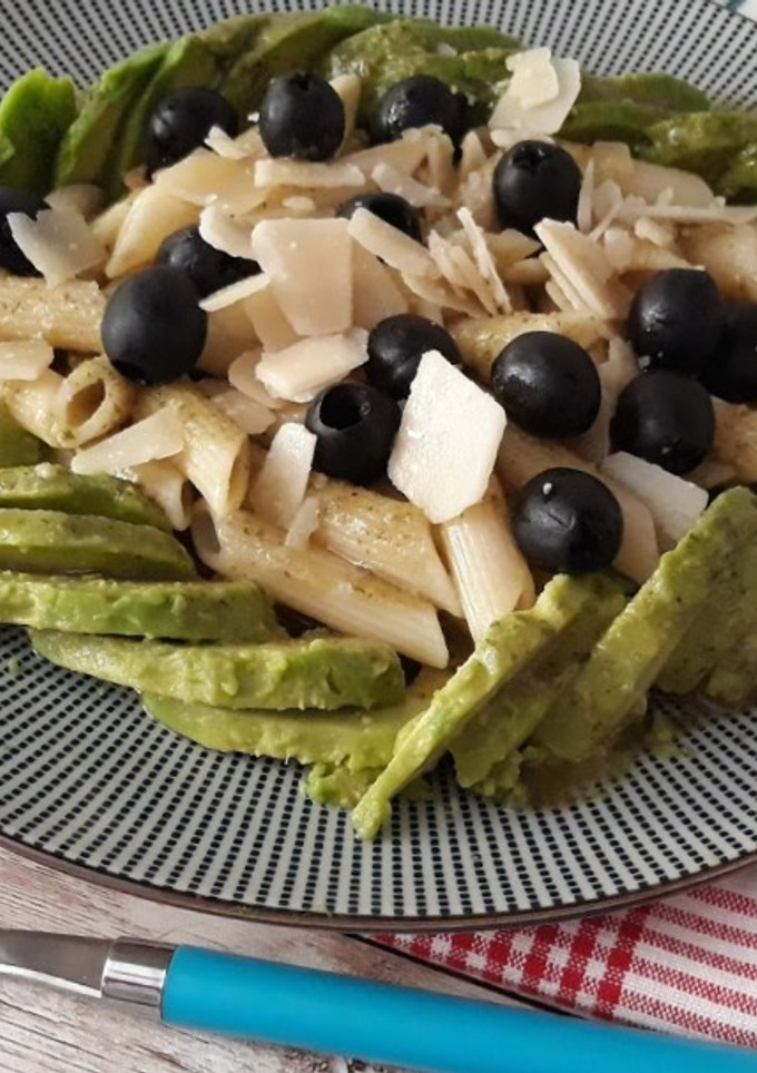 Una foto de Ensalada de pasta y aguacate