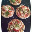 मिनी ब्रेड पिज़्ज़ा (Mini bread pizza recipe in hindi)
