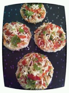 मिनी ब्रेड पिज़्ज़ा (Mini bread pizza recipe in hindi) रेसिपी मुख्य फोटो