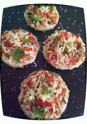 मिनी ब्रेड पिज़्ज़ा (Mini bread pizza recipe in hindi) रेसिपी मुख्य फोटो