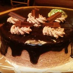 Kit kat cake 🎂 A picture of Kit kat cake 🎂.