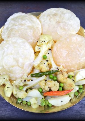 লুচি ও আলু ফুলকপির ছেঁচকি (luchi o alu phulkopir chechki recipe in Bengali) রেসিপির প্রধান ছবি