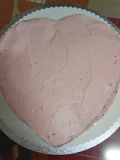 Una foto de Tarta fresca de fresas con nata y chocolate