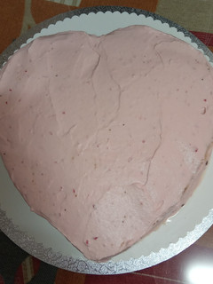 Una foto de Tarta fresca de fresas con nata y chocolate