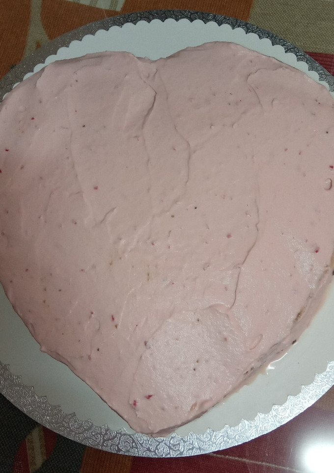 Una foto de Tarta fresca de fresas con nata y chocolate