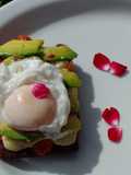 Tostón Integral con Palta, Queso y Huevo Poché