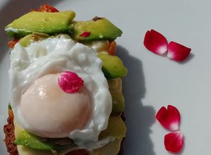 Una foto de Tostón Integral con Palta, Queso y Huevo Poché