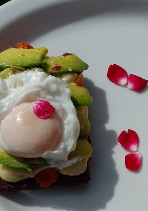 Una foto de Tostón Integral con Palta, Queso y Huevo Poché