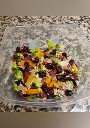 Une photo de Salade de sucrine rouge aux graines et fruits secs