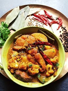 ফুলকপি দিয়ে রুই মাছের ঝোল (foolkopi diye rui macher jhol recipe in Bengali) রেসিপির প্রধান ছবি