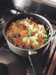 Una foto de Arroz con verduritas 💘
