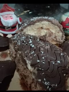 Una foto de Nata, almíbar y baño de chocolate para el tronco de Navidad