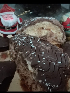 Una foto de Nata, almíbar y baño de chocolate para el tronco de Navidad