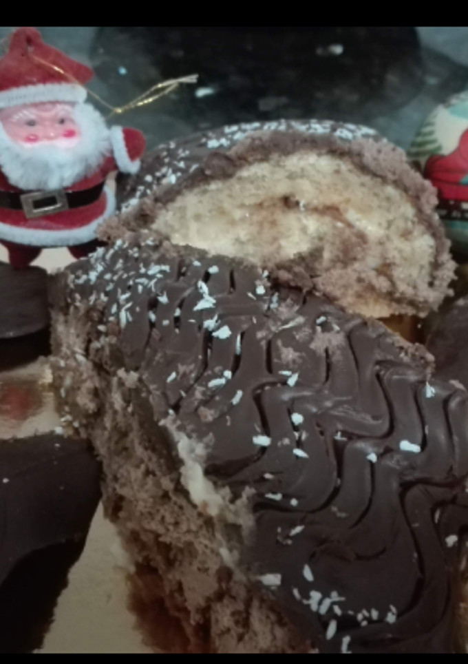 Una foto de Nata, almíbar y baño de chocolate para el tronco de Navidad