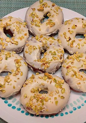 Una foto de Donuts veganos de chocolate y pistacho