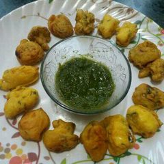 A picture of Gobhi, aaloo, paneer ke pakode.