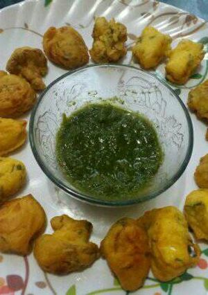 A picture of Gobhi, aaloo, paneer ke pakode.