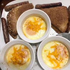 A picture of Baked eggs in cream.