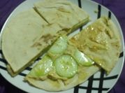 Una foto de hummus pepino
