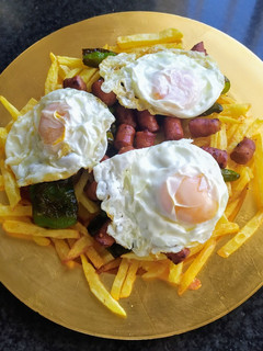 Una foto de Huevos rotos con chistorra y pimientos verdes