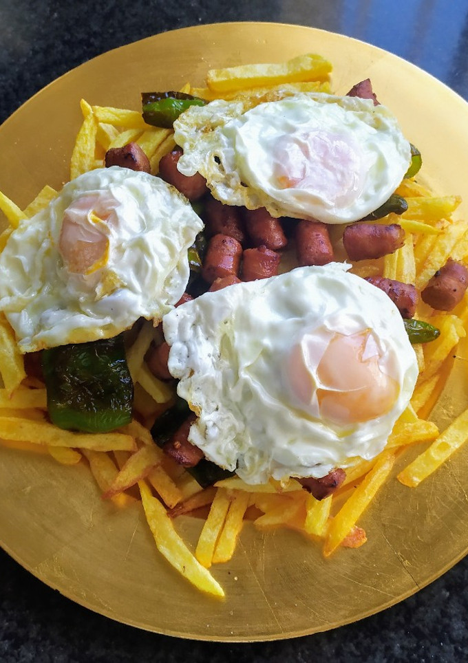Una foto de Huevos rotos con chistorra y pimientos verdes