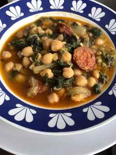 Una foto de Garbanzos con acelgas, y con chorizo