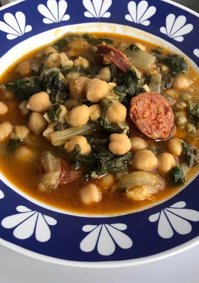 Una foto de Garbanzos con acelgas, y con chorizo