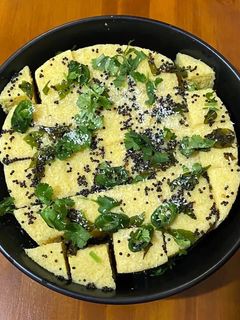 નાયલોન ખમણ(naylon khaman recipe in Gujarati) રેસીપી મુખ્ય ફોટો