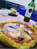 Pizza napolitana con masa y cerveza