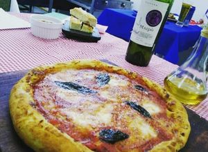 Una foto de Pizza napolitana con masa y cerveza