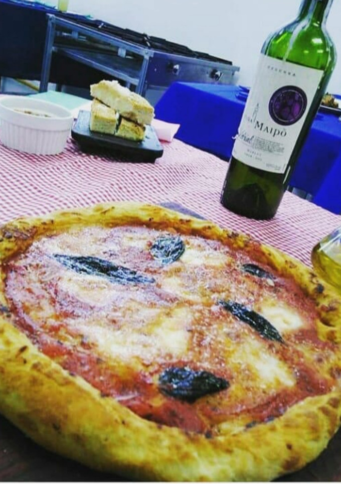 Una foto de Pizza napolitana con masa y cerveza