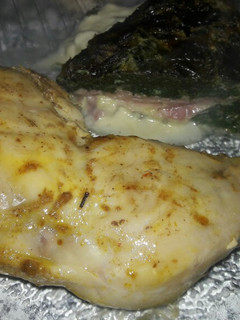 Una foto de Tortilla de espinaca rellena de jamón y queso 🐷🧀 ♡