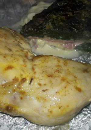Una foto de Tortilla de espinaca rellena de jamón y queso 🐷🧀 ♡