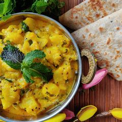 A picture of Dahi aloo (potato in curd).