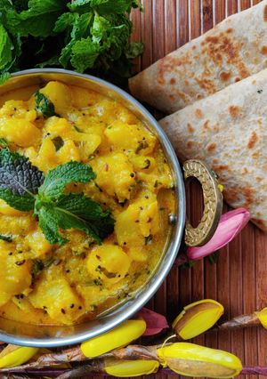 A picture of Dahi aloo (potato in curd).