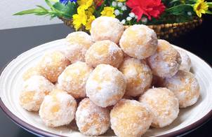 Món ăn vặt: Bánh Donuts bột nếp rán ngào đường?