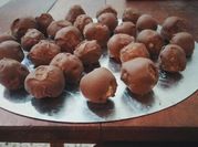 Una foto de trufas con leche condensada