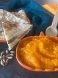 Triangoli di pane arabo con humus di zucca