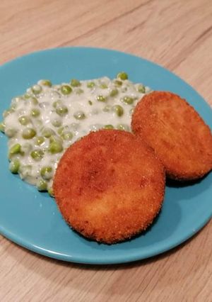 Tejszínes borsófőzelék rántot párizsival recept fotója